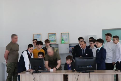 Бойцы СВО провели Урок мужества и подарили дрон воспитанникам ЦДТ «Килэчэк»