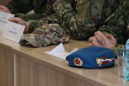 Бойцы СВО провели Урок мужества и подарили дрон воспитанникам ЦДТ «Килэчэк»