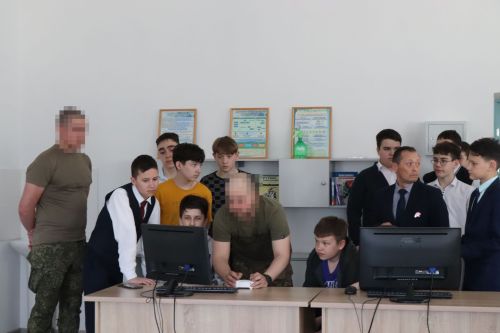 Бойцы СВО провели Урок мужества и подарили дрон воспитанникам ЦДТ «Килэчэк»