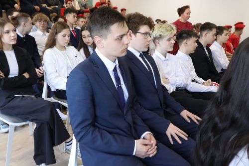 Бойцы СВО провели Урок мужества и подарили дрон воспитанникам ЦДТ «Килэчэк»