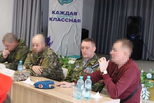 Бойцы СВО провели Урок мужества и подарили дрон воспитанникам ЦДТ «Килэчэк»