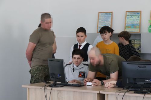 Бойцы СВО провели Урок мужества и подарили дрон воспитанникам ЦДТ «Килэчэк»