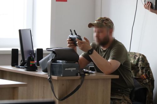 Бойцы СВО провели Урок мужества и подарили дрон воспитанникам ЦДТ «Килэчэк»