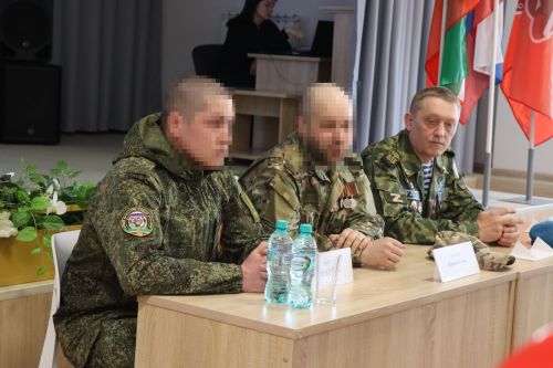 Бойцы СВО провели Урок мужества и подарили дрон воспитанникам ЦДТ «Килэчэк»