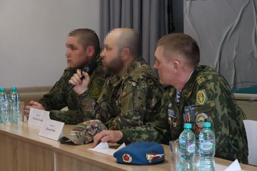 Бойцы СВО провели Урок мужества и подарили дрон воспитанникам ЦДТ «Килэчэк»
