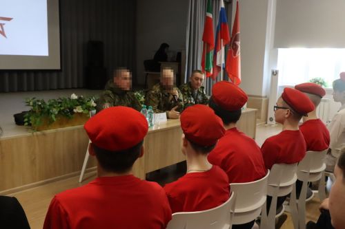 Бойцы СВО провели Урок мужества и подарили дрон воспитанникам ЦДТ «Килэчэк»