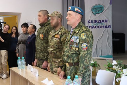Бойцы СВО провели Урок мужества и подарили дрон воспитанникам ЦДТ «Килэчэк»