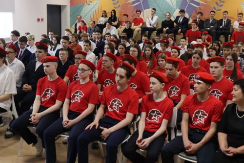 Бойцы СВО провели Урок мужества и подарили дрон воспитанникам ЦДТ «Килэчэк»