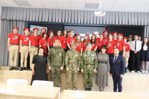 Бойцы СВО провели Урок мужества и подарили дрон воспитанникам ЦДТ «Килэчэк»