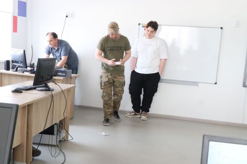 Бойцы СВО провели Урок мужества и подарили дрон воспитанникам ЦДТ «Килэчэк»