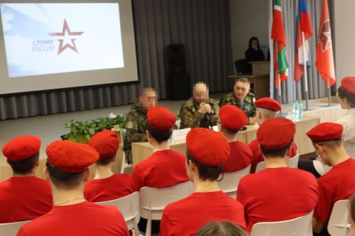 Бойцы СВО провели Урок мужества и подарили дрон воспитанникам ЦДТ «Килэчэк»