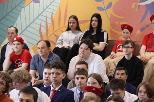 Бойцы СВО провели Урок мужества и подарили дрон воспитанникам ЦДТ «Килэчэк»