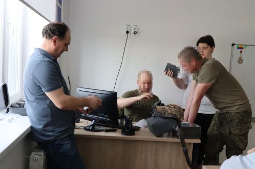 Бойцы СВО провели Урок мужества и подарили дрон воспитанникам ЦДТ «Килэчэк»