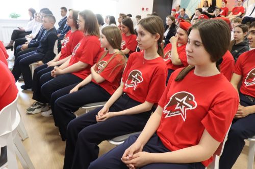 Бойцы СВО провели Урок мужества и подарили дрон воспитанникам ЦДТ «Килэчэк»
