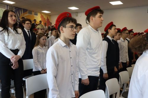 Бойцы СВО провели Урок мужества и подарили дрон воспитанникам ЦДТ «Килэчэк»