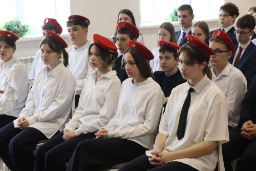 Бойцы СВО провели Урок мужества и подарили дрон воспитанникам ЦДТ «Килэчэк»