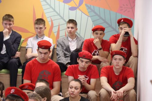 Бойцы СВО провели Урок мужества и подарили дрон воспитанникам ЦДТ «Килэчэк»