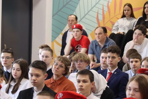 Бойцы СВО провели Урок мужества и подарили дрон воспитанникам ЦДТ «Килэчэк»