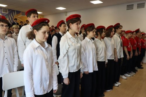 Бойцы СВО провели Урок мужества и подарили дрон воспитанникам ЦДТ «Килэчэк»
