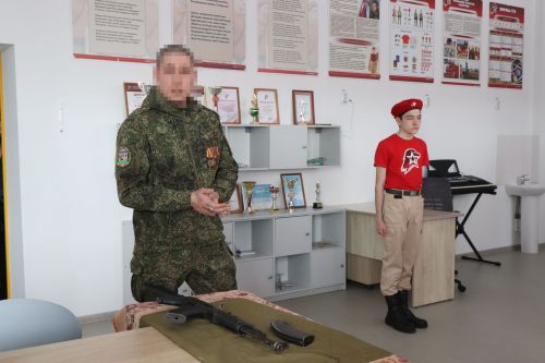 Бойцы СВО провели Урок мужества и подарили дрон воспитанникам ЦДТ «Килэчэк»