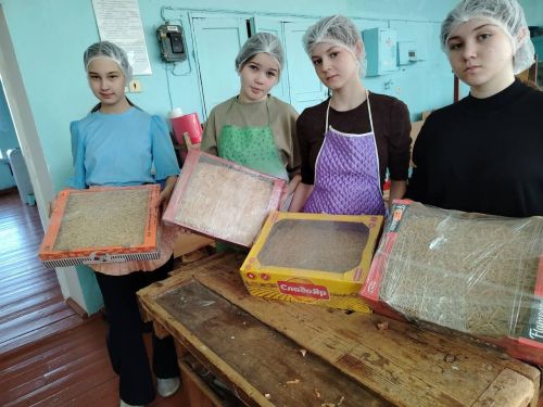 Активисты Егоркинской школы помогают готовить супы для бойцов СВО