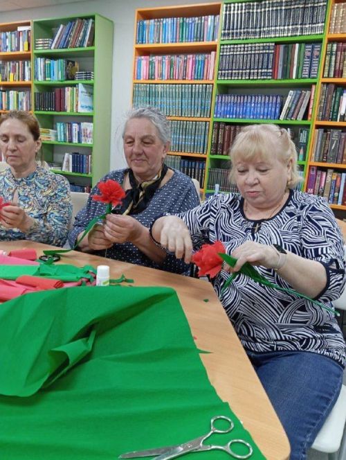 Мастер-класс по созданию гвоздик из фоамирана к 80-летию Победы в Нурлате