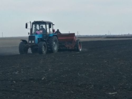 На полях Нурлатского района продолжается сев яровых культур