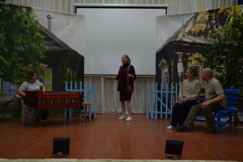 У театра – премьера