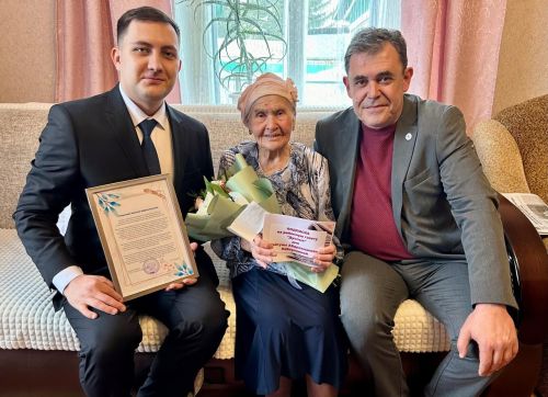 Поздравление от коллег: 95-летняя Зайтуна Набиуллина получила подписку на «Дуслык» от врачей Нурлатской ЦРБ