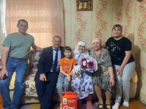 В Нурлате руководитель исполкома вручил подарки ко Дню Победы труженице тыла