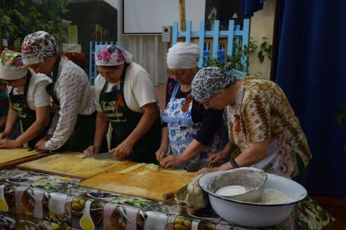 Жительницы Степного Озера отправили в зону СВО более 200 килограммов лапши