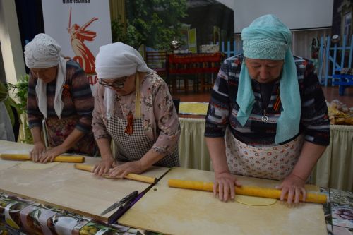 Жительницы Степного Озера отправили в зону СВО более 200 килограммов лапши