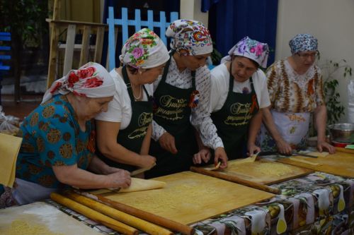 Жительницы Степного Озера отправили в зону СВО более 200 килограммов лапши