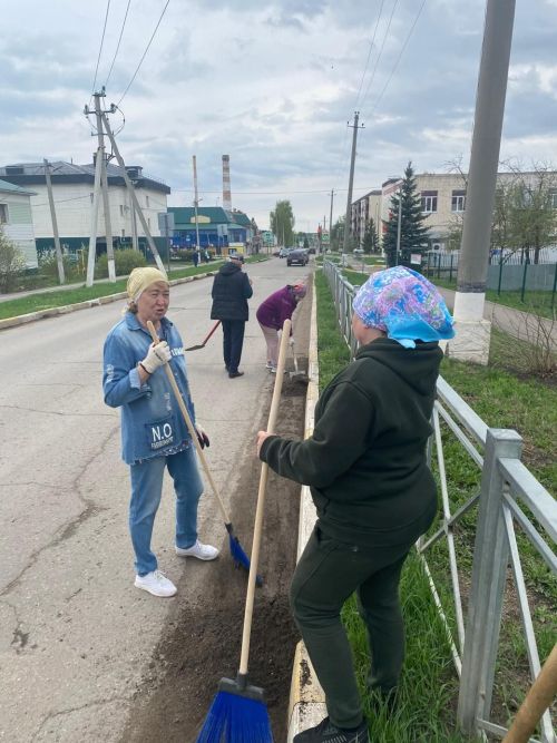 Работники УК ЖКХ Нурлата присоединились к Всероссийскому субботнику
