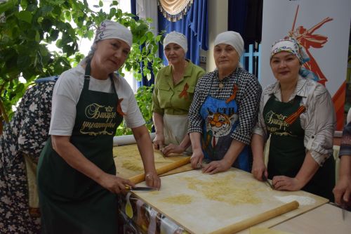 Жительницы Степного Озера отправили в зону СВО более 200 килограммов лапши