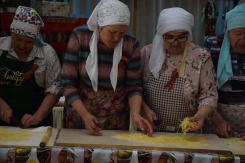 Жительницы Степного Озера отправили в зону СВО более 200 килограммов лапши