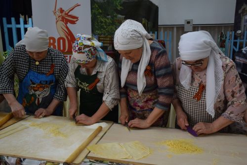 Жительницы Степного Озера отправили в зону СВО более 200 килограммов лапши