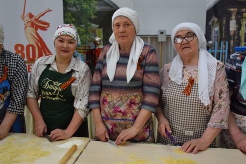 Жительницы Степного Озера отправили в зону СВО более 200 килограммов лапши