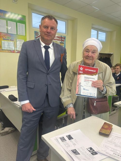 В школе №1 города Нурлат к «Диктанту Победы»  присоединилась  труженица тыла
