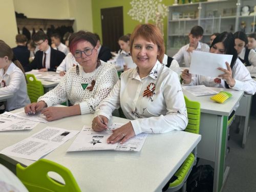В школе №1 города Нурлат к «Диктанту Победы»  присоединилась  труженица тыла