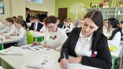 В школе №1 города Нурлат к «Диктанту Победы»  присоединилась  труженица тыла