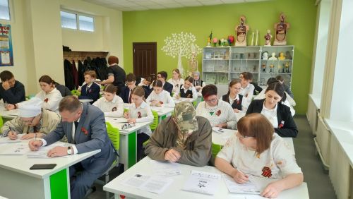 В школе №1 города Нурлат к «Диктанту Победы»  присоединилась  труженица тыла