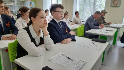В школе №1 города Нурлат к «Диктанту Победы»  присоединилась  труженица тыла