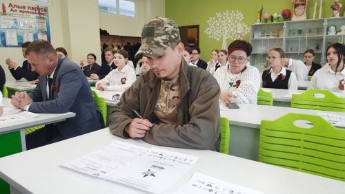 В школе №1 города Нурлат к «Диктанту Победы»  присоединилась  труженица тыла