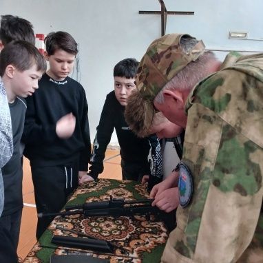 Форпостовцы нурлатской школы №4 освоили разборку АК-74 на мастер-классе