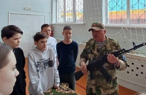 Форпостовцы нурлатской школы №4 освоили разборку АК-74 на мастер-классе