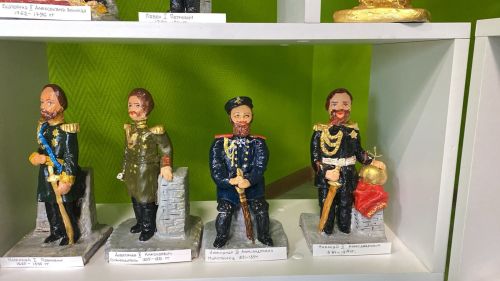 Уникальная коллекция глиняных фигур династии Романовых создана в Мамыковском Доме культуры