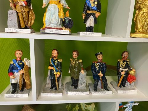 Уникальная коллекция глиняных фигур династии Романовых создана в Мамыковском Доме культуры