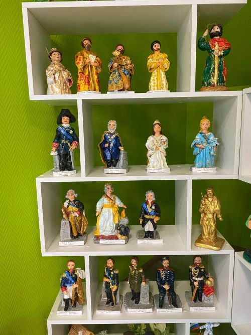 Уникальная коллекция глиняных фигур династии Романовых создана в Мамыковском Доме культуры