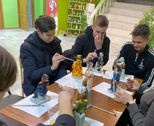 Уникальная коллекция глиняных фигур династии Романовых создана в Мамыковском Доме культуры